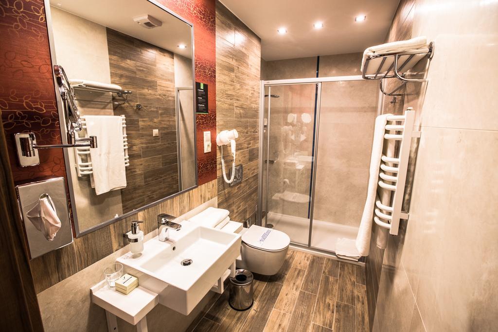 Mineral Hotel Malinowy Raj Solec-Zdrój Kamer foto